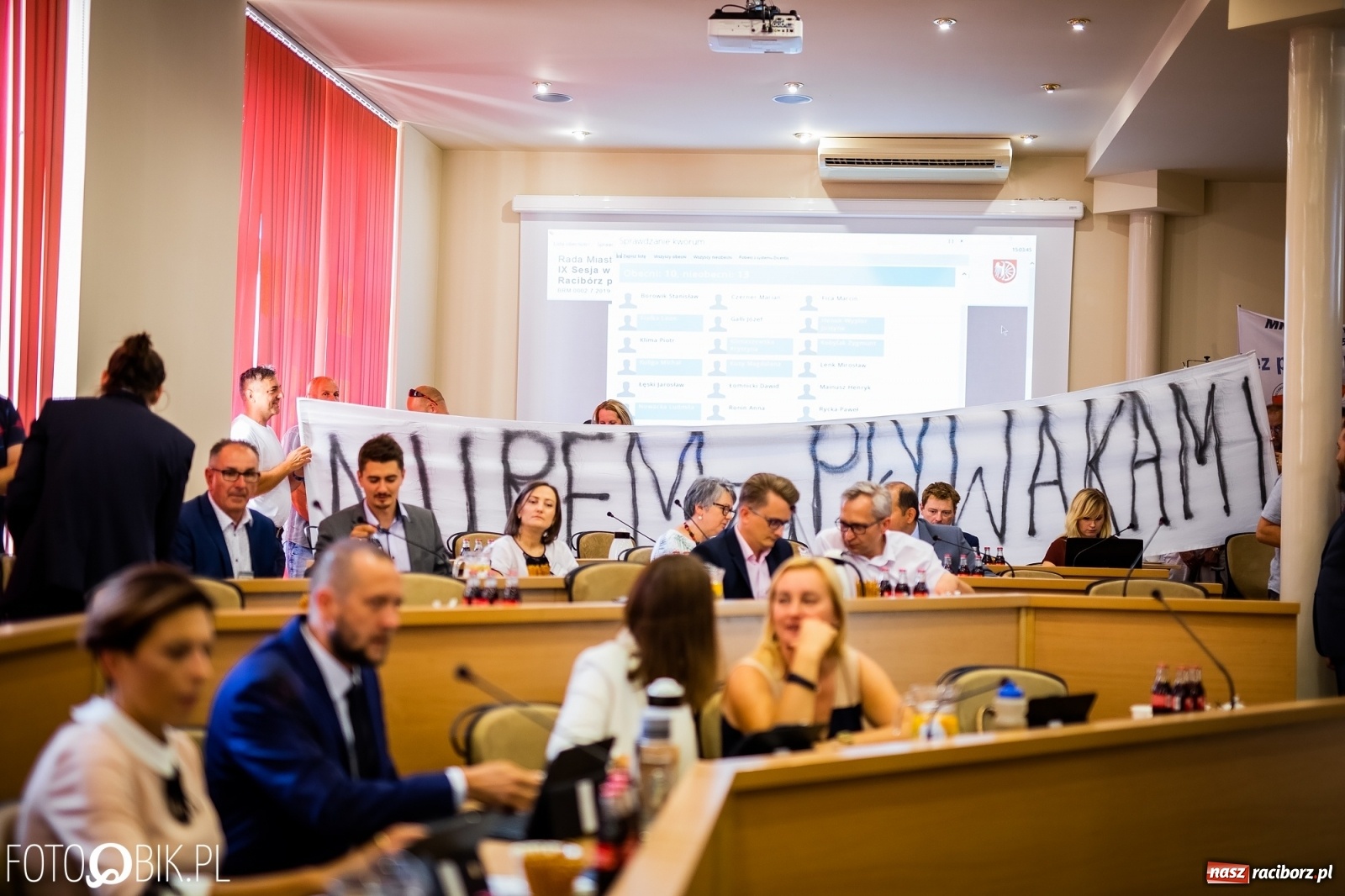 Zdjęcie w galerii na portalu naszraciborz.pl: Rodzice przyszli na sesję, ale długo poczekają [LIVE] wiadomości z regionu
