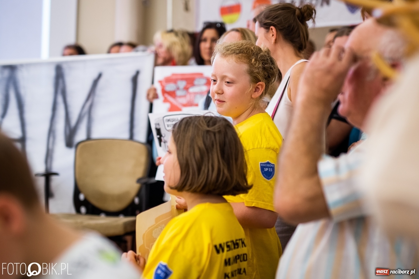 Zdjęcie w galerii na portalu naszraciborz.pl: Rodzice przyszli na sesję, ale długo poczekają [LIVE] wiadomości z regionu