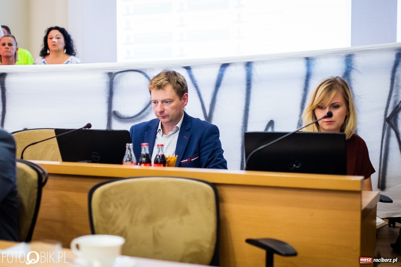 Zdjęcie w galerii na portalu naszraciborz.pl: Rodzice przyszli na sesję, ale długo poczekają [LIVE] wiadomości z regionu