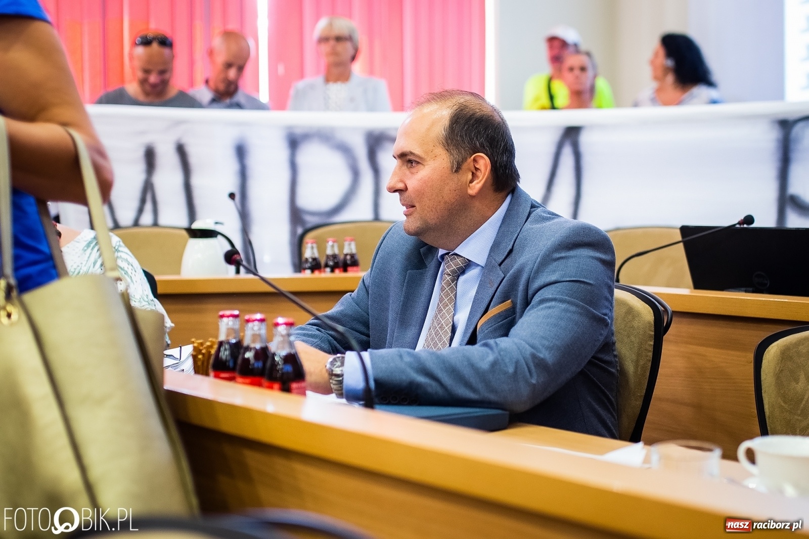 Zdjęcie w galerii na portalu naszraciborz.pl: Rodzice przyszli na sesję, ale długo poczekają [LIVE] wiadomości z regionu