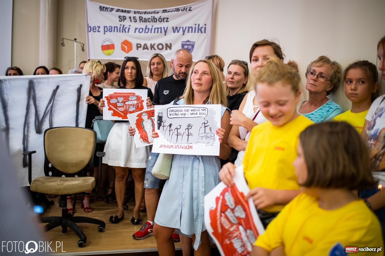 Zdjęcie w galerii na portalu naszraciborz.pl: Rodzice przyszli na sesję, ale długo poczekają [LIVE] wiadomości z regionu