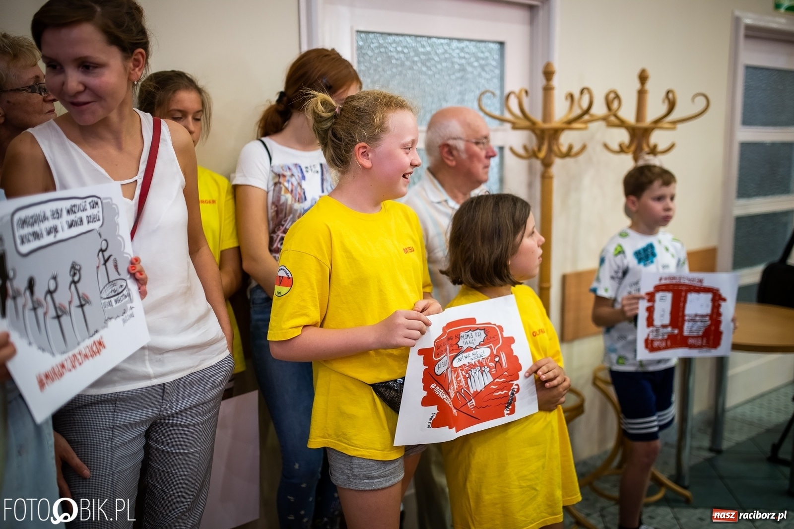 Zdjęcie w galerii na portalu naszraciborz.pl: Rodzice przyszli na sesję, ale długo poczekają [LIVE] wiadomości z regionu