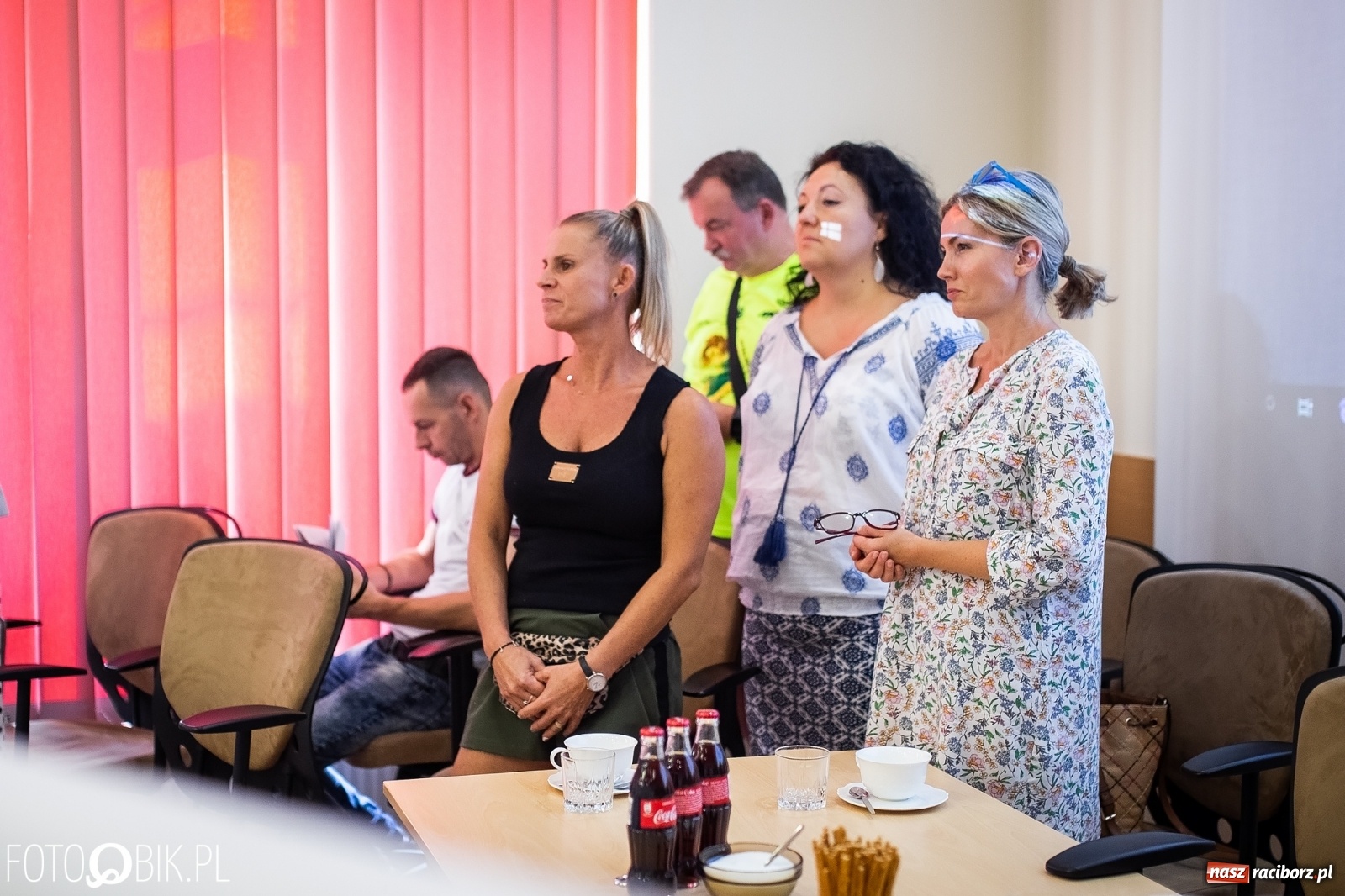 Zdjęcie w galerii na portalu naszraciborz.pl: Rodzice przyszli na sesję, ale długo poczekają [LIVE] wiadomości z regionu