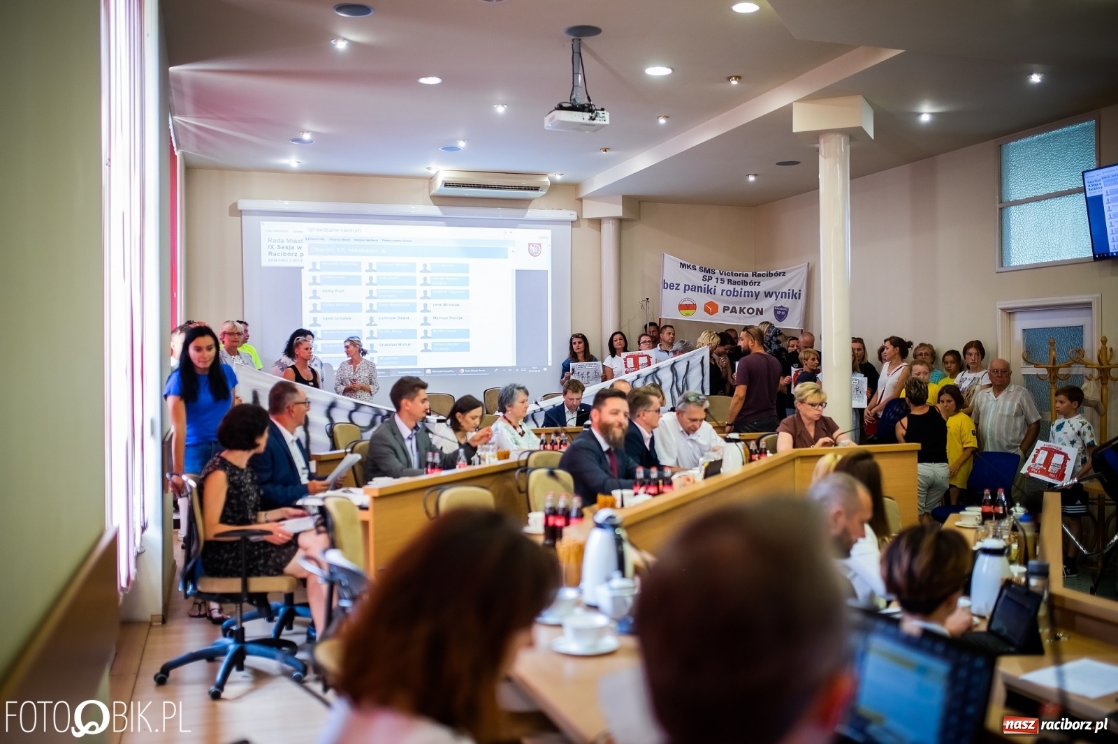 Zdjęcie w galerii na portalu naszraciborz.pl: Rodzice przyszli na sesję, ale długo poczekają [LIVE] wiadomości z regionu