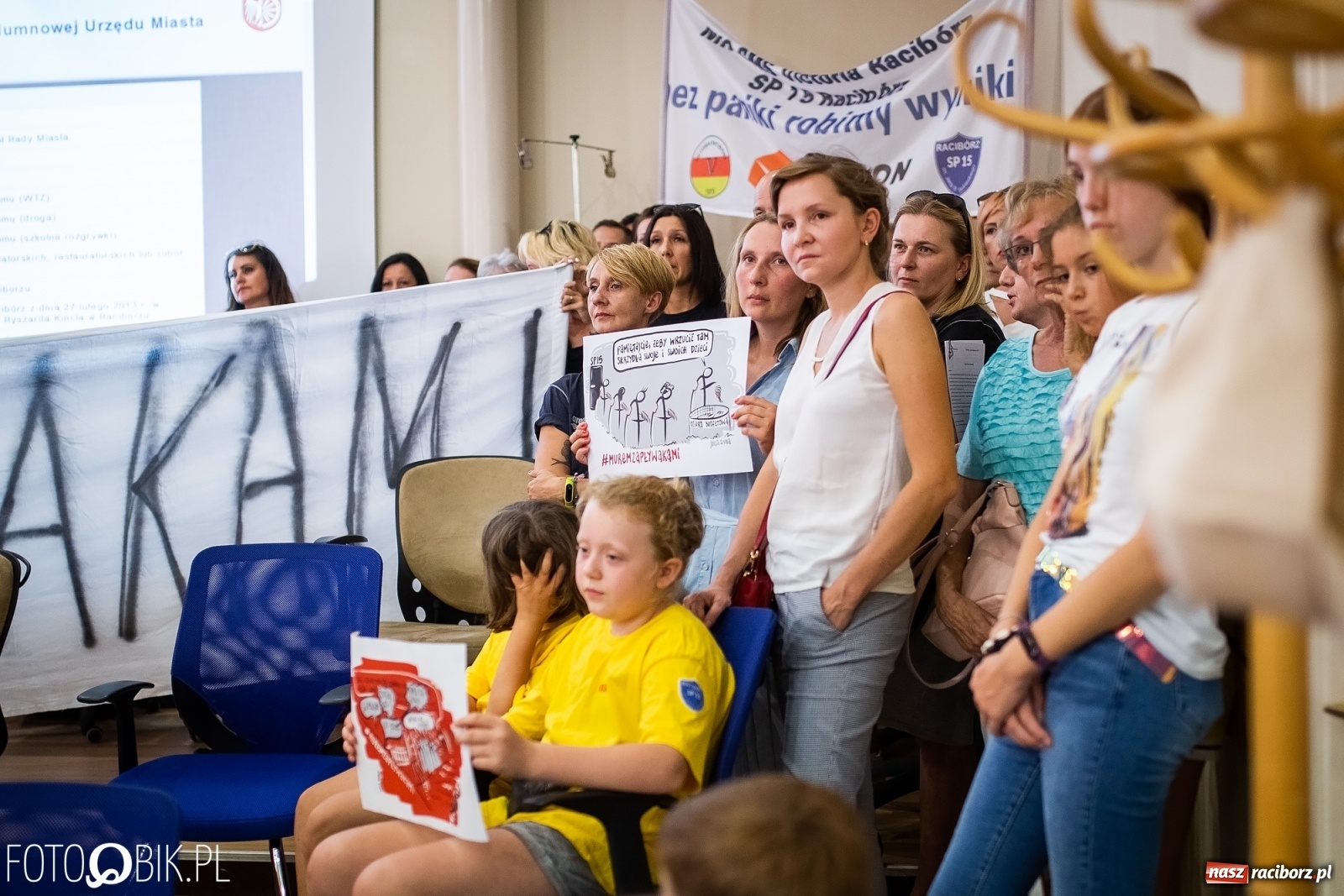 Zdjęcie w galerii na portalu naszraciborz.pl: Rodzice przyszli na sesję, ale długo poczekają [LIVE] wiadomości z regionu