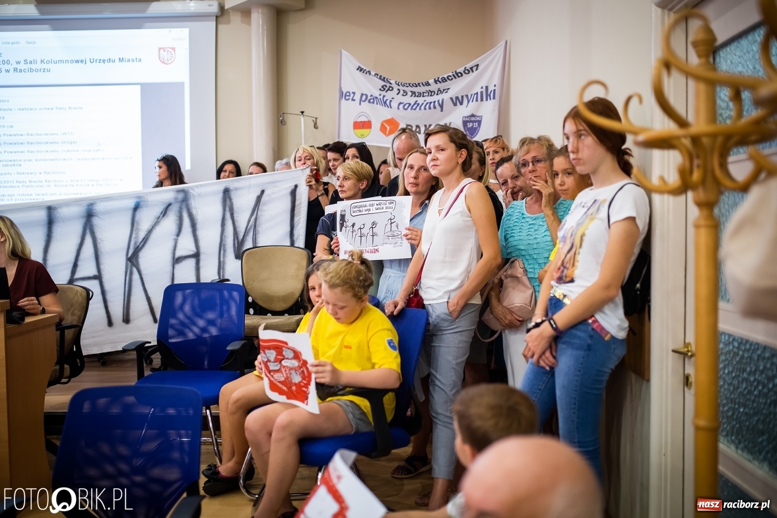 Zdjęcie w galerii na portalu naszraciborz.pl: Rodzice przyszli na sesję, ale długo poczekają [LIVE] wiadomości z regionu