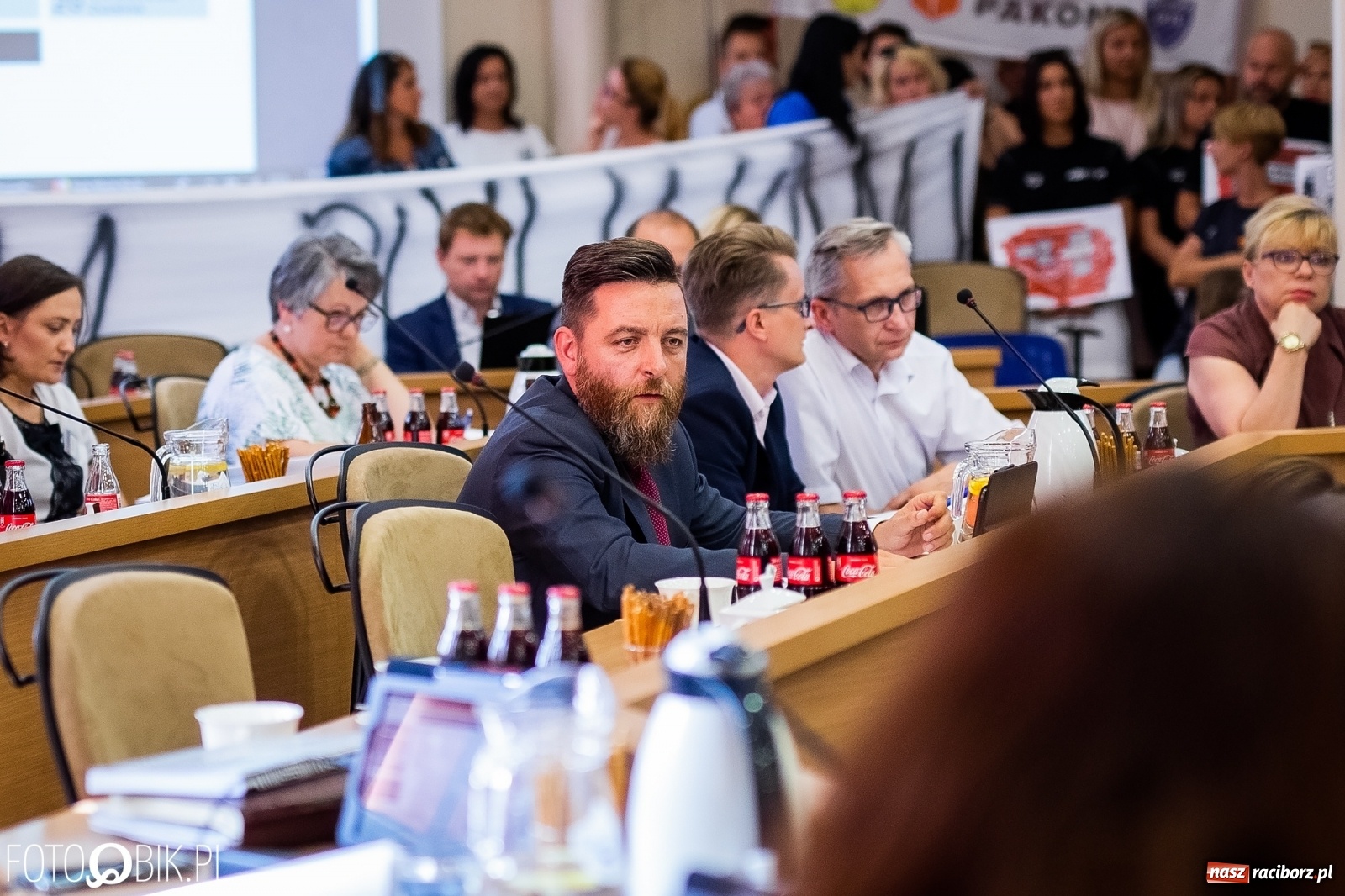 Zdjęcie w galerii na portalu naszraciborz.pl: Rodzice przyszli na sesję, ale długo poczekają [LIVE] wiadomości z regionu