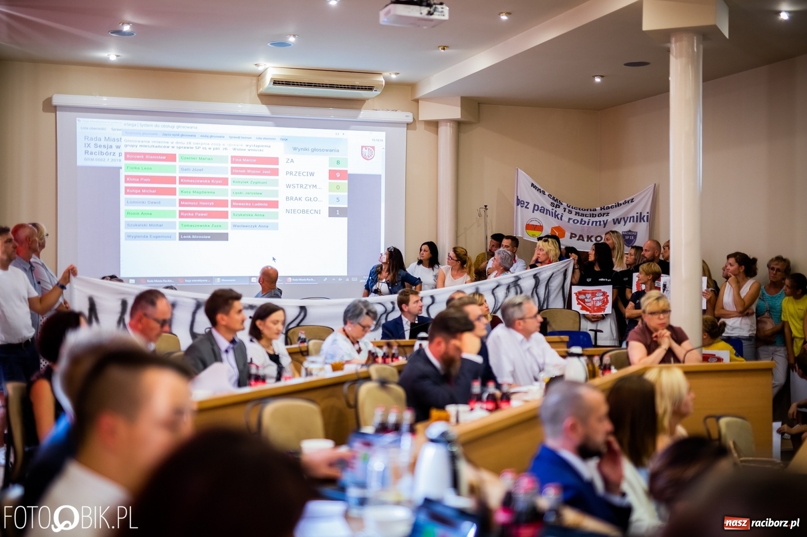 Zdjęcie w galerii na portalu naszraciborz.pl: Rodzice przyszli na sesję, ale długo poczekają [LIVE] wiadomości z regionu