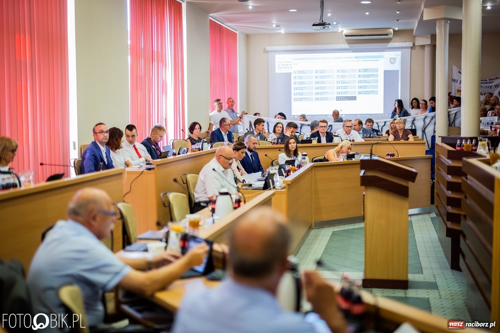 Zdjęcie w galerii na portalu naszraciborz.pl: Rodzice przyszli na sesję, ale długo poczekają [LIVE] wiadomości z regionu