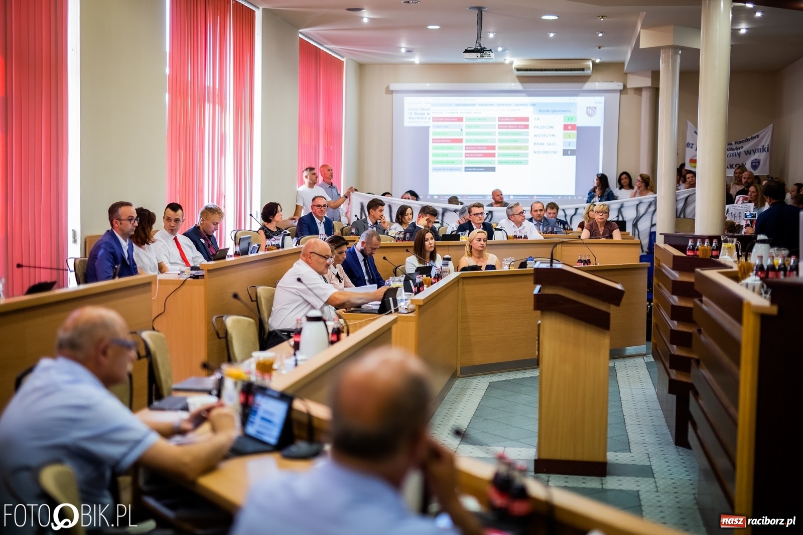 Zdjęcie w galerii na portalu naszraciborz.pl: Rodzice przyszli na sesję, ale długo poczekają [LIVE] wiadomości z regionu