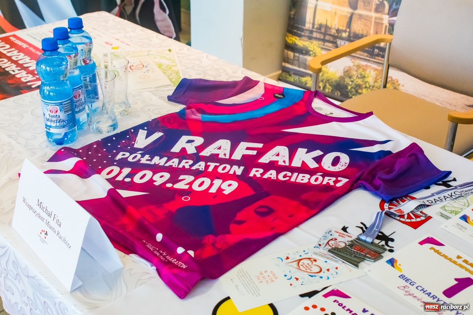 Zdjęcie w galerii na portalu naszraciborz.pl: Zaprezentowano koszulkę oraz medal V Rafako Półmaratonu Racibórz [FOTO i WIDEO] wiadomości z regionu