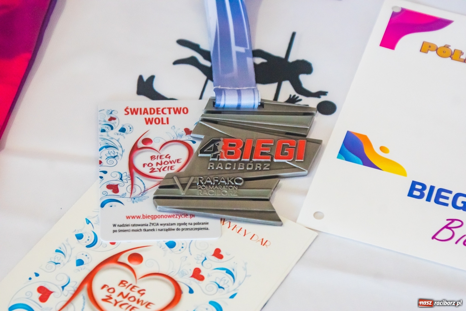 Zdjęcie w galerii na portalu naszraciborz.pl: Zaprezentowano koszulkę oraz medal V Rafako Półmaratonu Racibórz [FOTO i WIDEO] wiadomości z regionu