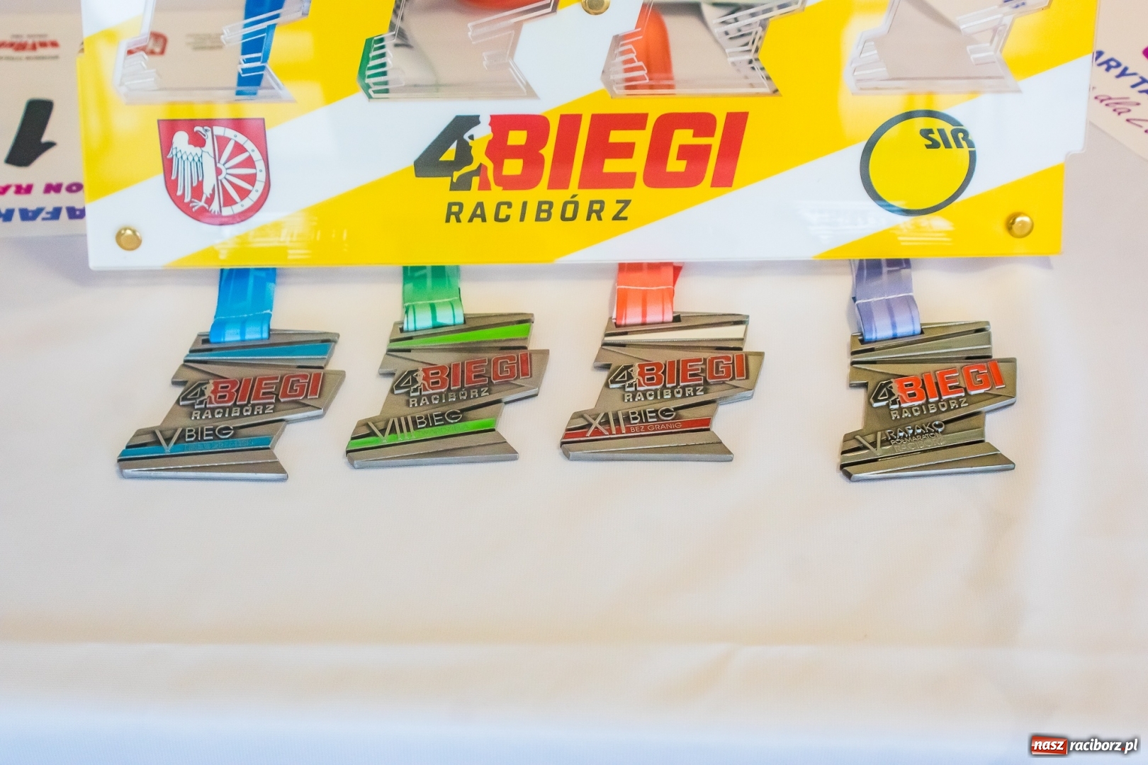 Zdjęcie w galerii na portalu naszraciborz.pl: Zaprezentowano koszulkę oraz medal V Rafako Półmaratonu Racibórz [FOTO i WIDEO] wiadomości z regionu