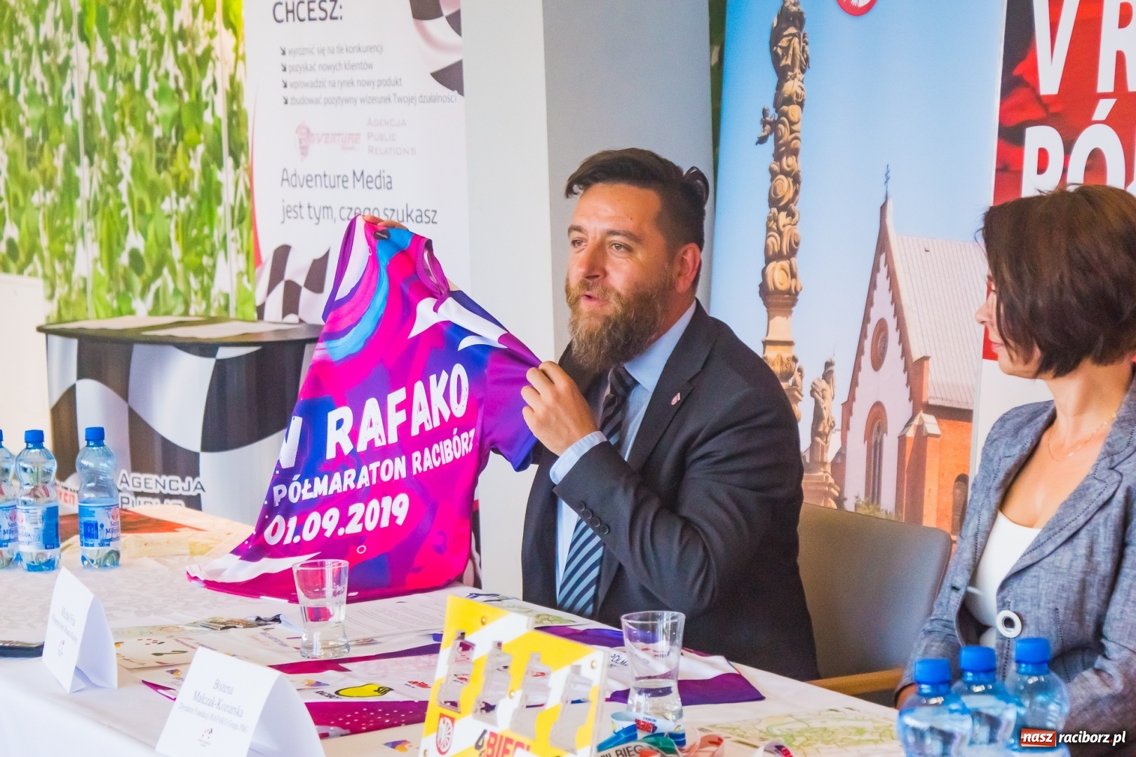 Zdjęcie w galerii na portalu naszraciborz.pl: Zaprezentowano koszulkę oraz medal V Rafako Półmaratonu Racibórz [FOTO i WIDEO] wiadomości z regionu