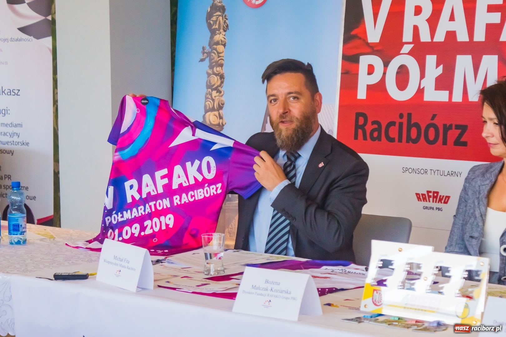 Zdjęcie w galerii na portalu naszraciborz.pl: Zaprezentowano koszulkę oraz medal V Rafako Półmaratonu Racibórz [FOTO i WIDEO] wiadomości z regionu