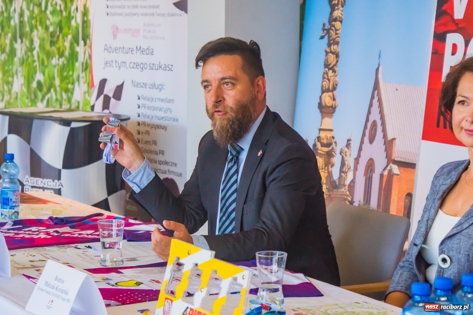 Zdjęcie w galerii na portalu naszraciborz.pl: Zaprezentowano koszulkę oraz medal V Rafako Półmaratonu Racibórz [FOTO i WIDEO] wiadomości z regionu