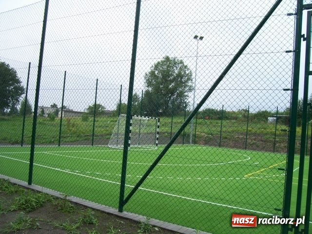 Zdjęcie w galerii na portalu naszraciborz.pl: Krowiarki mają nowoczesne boisko wiadomości z regionu