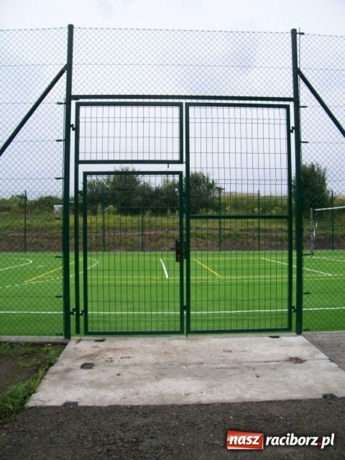 Zdjęcie w galerii na portalu naszraciborz.pl: Krowiarki mają nowoczesne boisko wiadomości z regionu