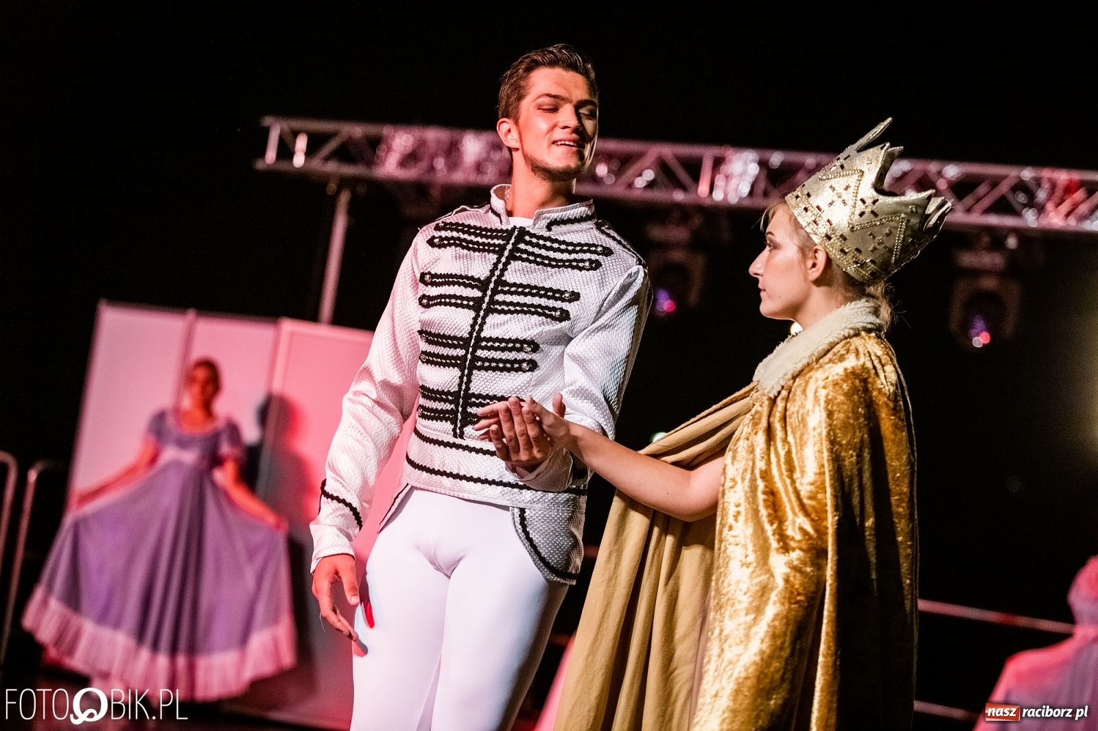 Zdjęcie w galerii na portalu naszraciborz.pl: Zaklęty łabędź zdobył Racibórz [FOTO]  wiadomości z regionu