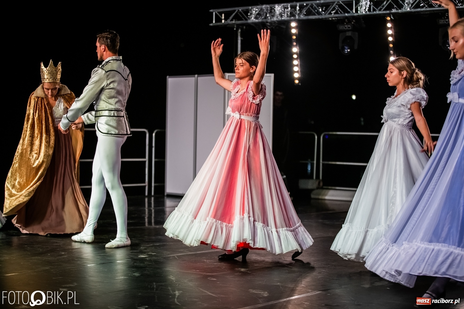 Zdjęcie w galerii na portalu naszraciborz.pl: Zaklęty łabędź zdobył Racibórz [FOTO]  wiadomości z regionu