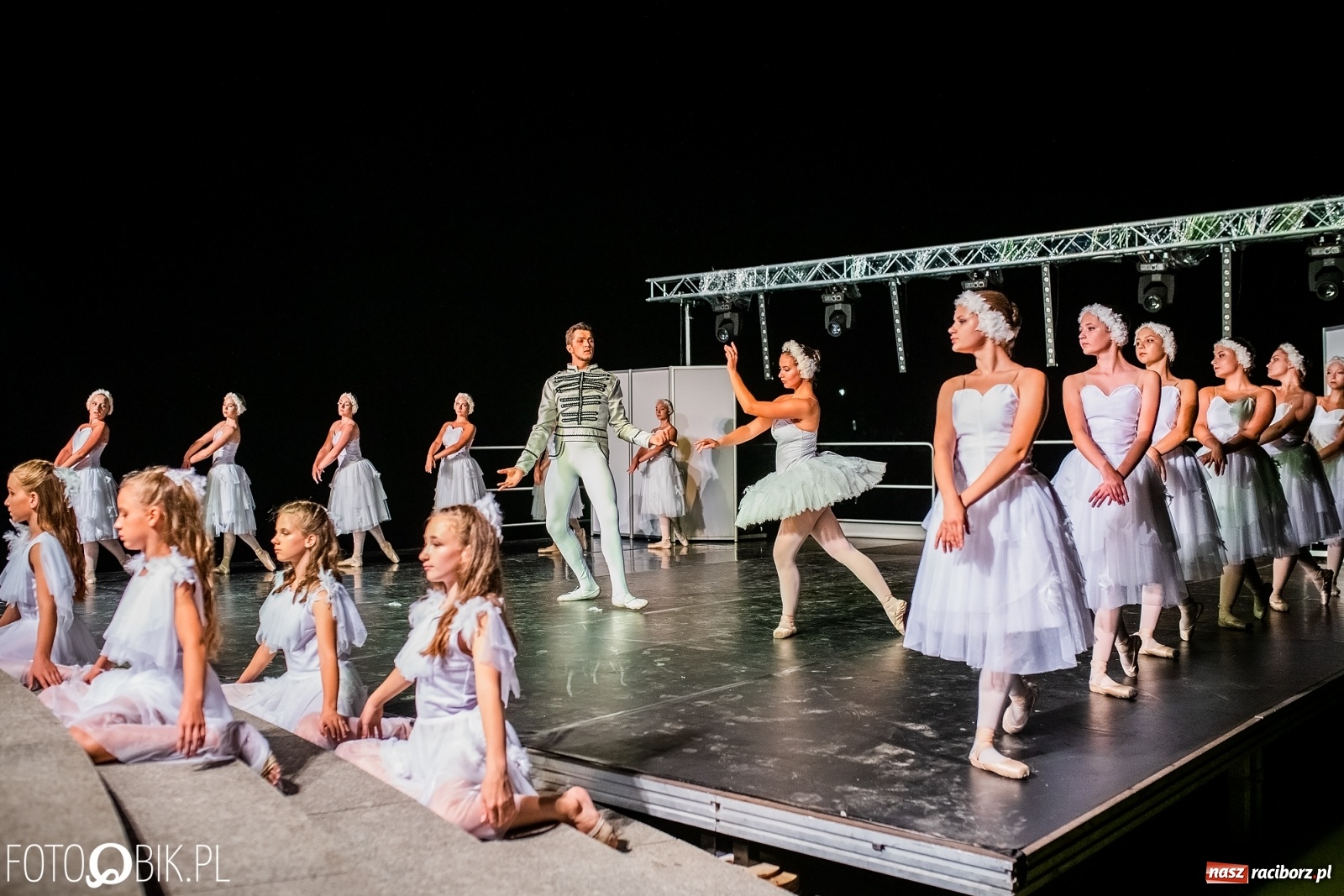 Zdjęcie w galerii na portalu naszraciborz.pl: Zaklęty łabędź zdobył Racibórz [FOTO]  wiadomości z regionu