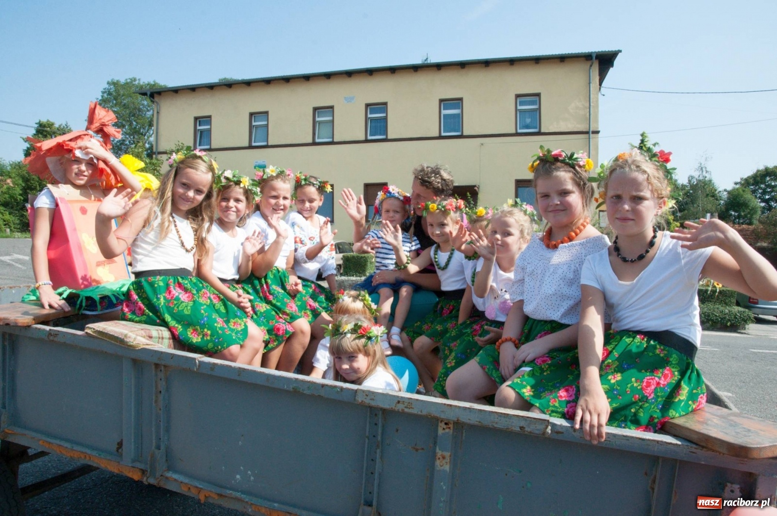 Zdjęcie w galerii na portalu naszraciborz.pl: Dożynki w Krowiarkach z Dionizosem i jego świtą [FOTO i WIDEO]  wiadomości z regionu