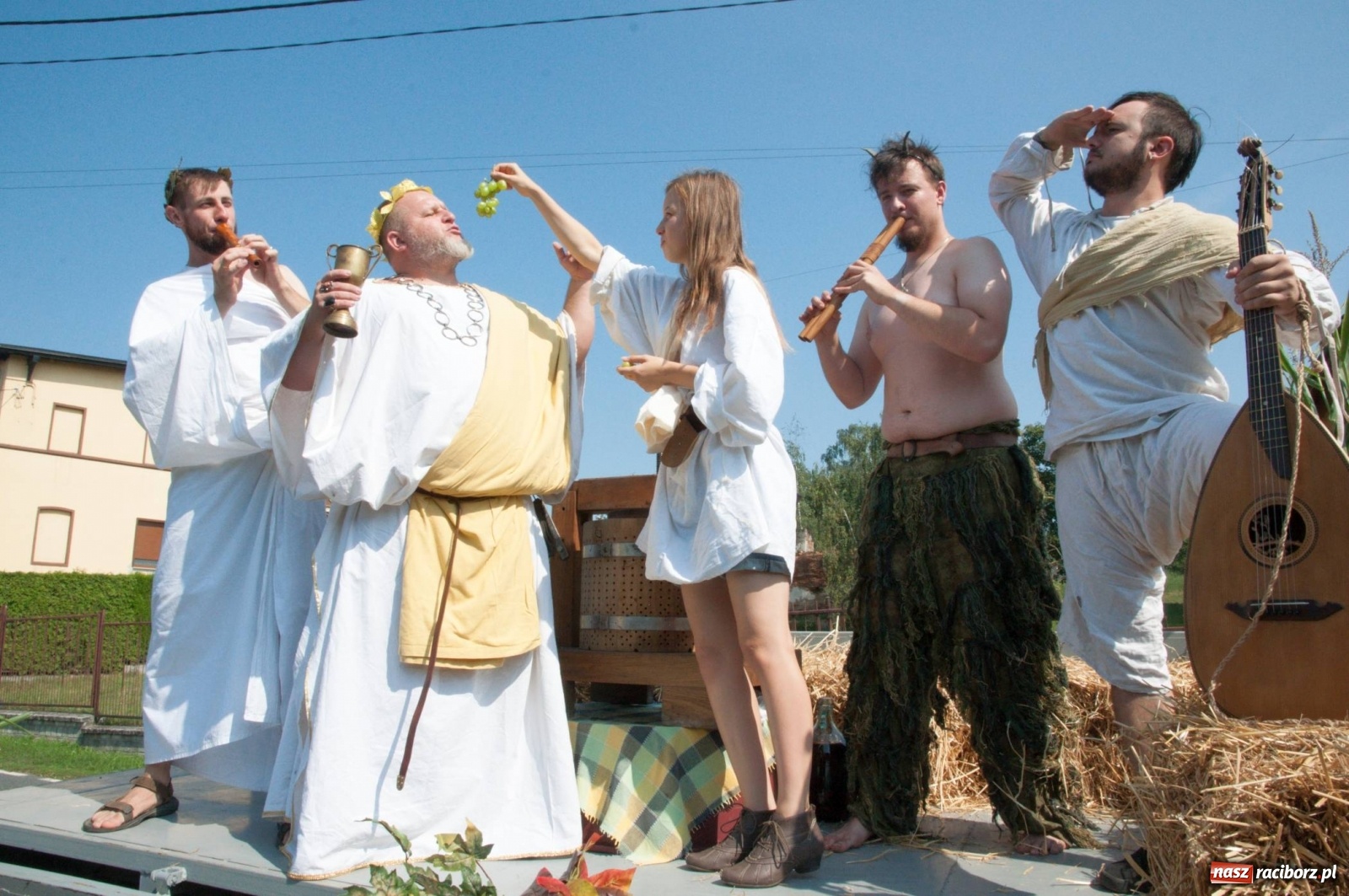 Zdjęcie w galerii na portalu naszraciborz.pl: Dożynki w Krowiarkach z Dionizosem i jego świtą [FOTO i WIDEO]  wiadomości z regionu