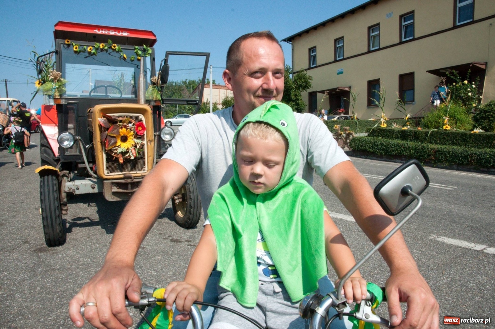 Zdjęcie w galerii na portalu naszraciborz.pl: Dożynki w Krowiarkach z Dionizosem i jego świtą [FOTO i WIDEO]  wiadomości z regionu