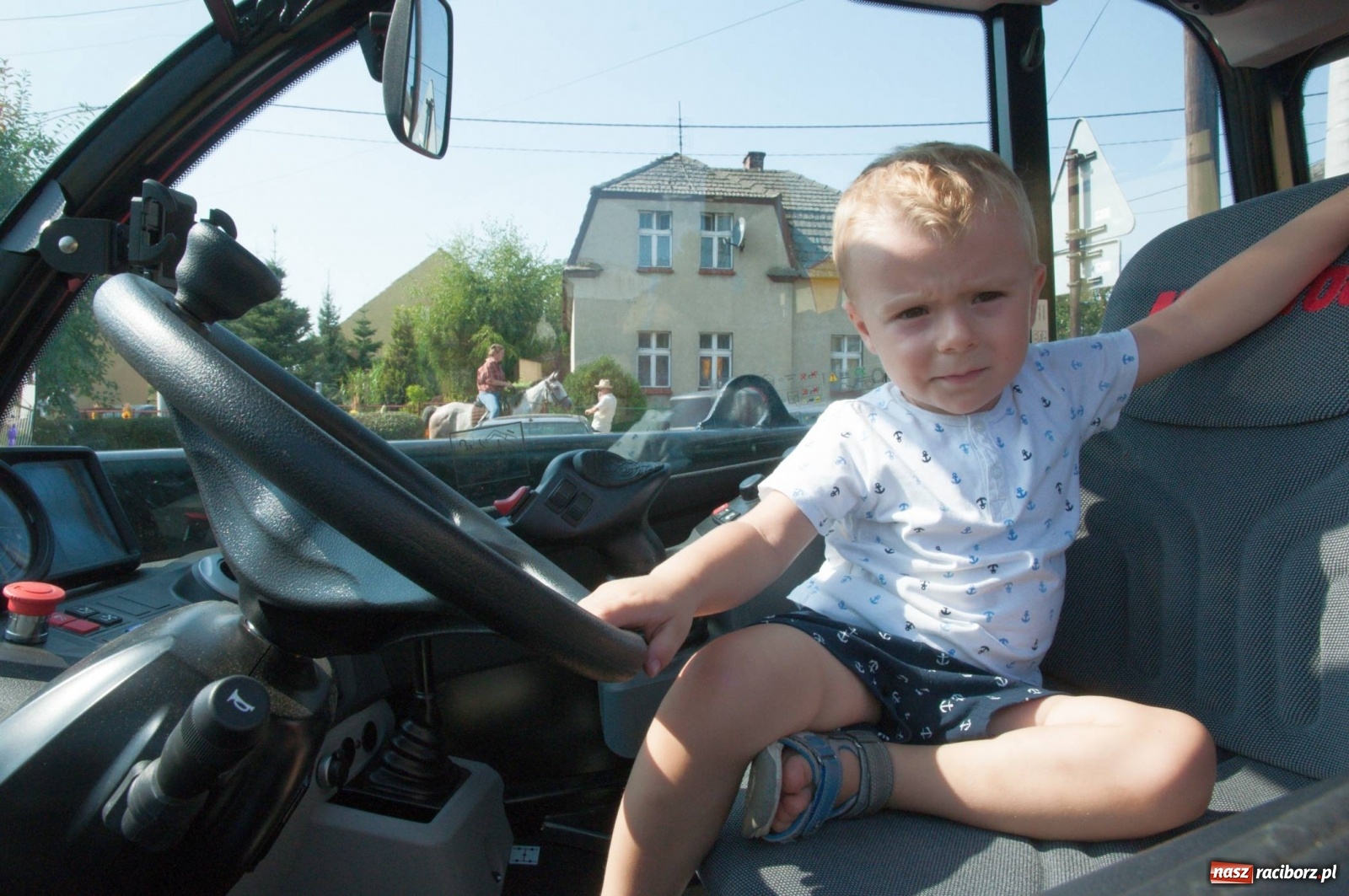 Zdjęcie w galerii na portalu naszraciborz.pl: Dożynki w Krowiarkach z Dionizosem i jego świtą [FOTO i WIDEO]  wiadomości z regionu