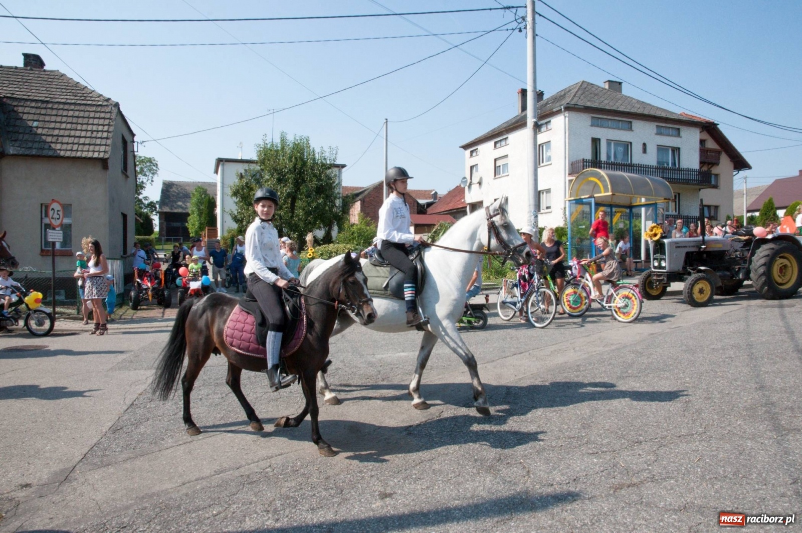 Zdjęcie w galerii na portalu naszraciborz.pl: Dożynki w Krowiarkach z Dionizosem i jego świtą [FOTO i WIDEO]  wiadomości z regionu