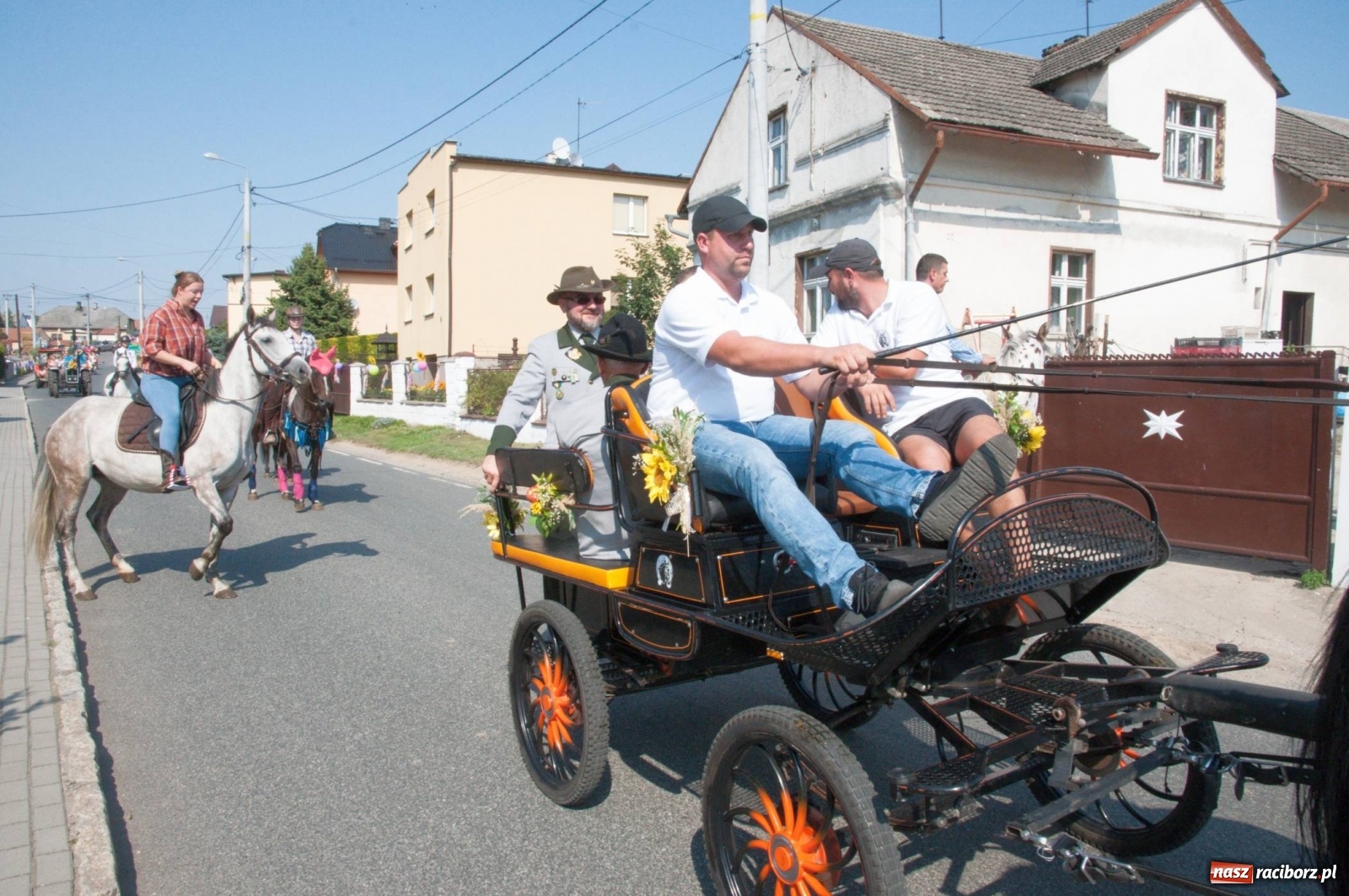 Zdjęcie w galerii na portalu naszraciborz.pl: Dożynki w Krowiarkach z Dionizosem i jego świtą [FOTO i WIDEO]  wiadomości z regionu