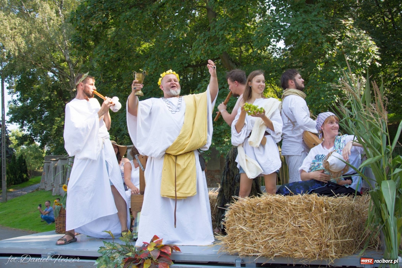Zdjęcie w galerii na portalu naszraciborz.pl: Dożynki w Krowiarkach z Dionizosem i jego świtą [FOTO i WIDEO]  wiadomości z regionu