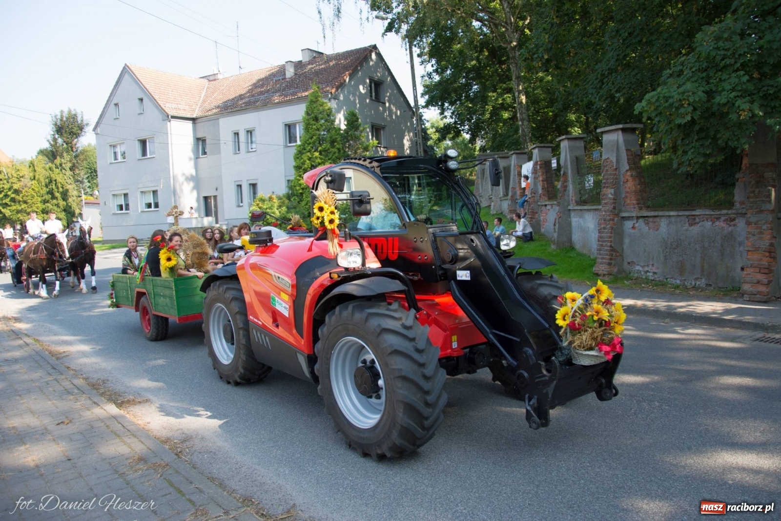 Zdjęcie w galerii na portalu naszraciborz.pl: Dożynki w Krowiarkach z Dionizosem i jego świtą [FOTO i WIDEO]  wiadomości z regionu