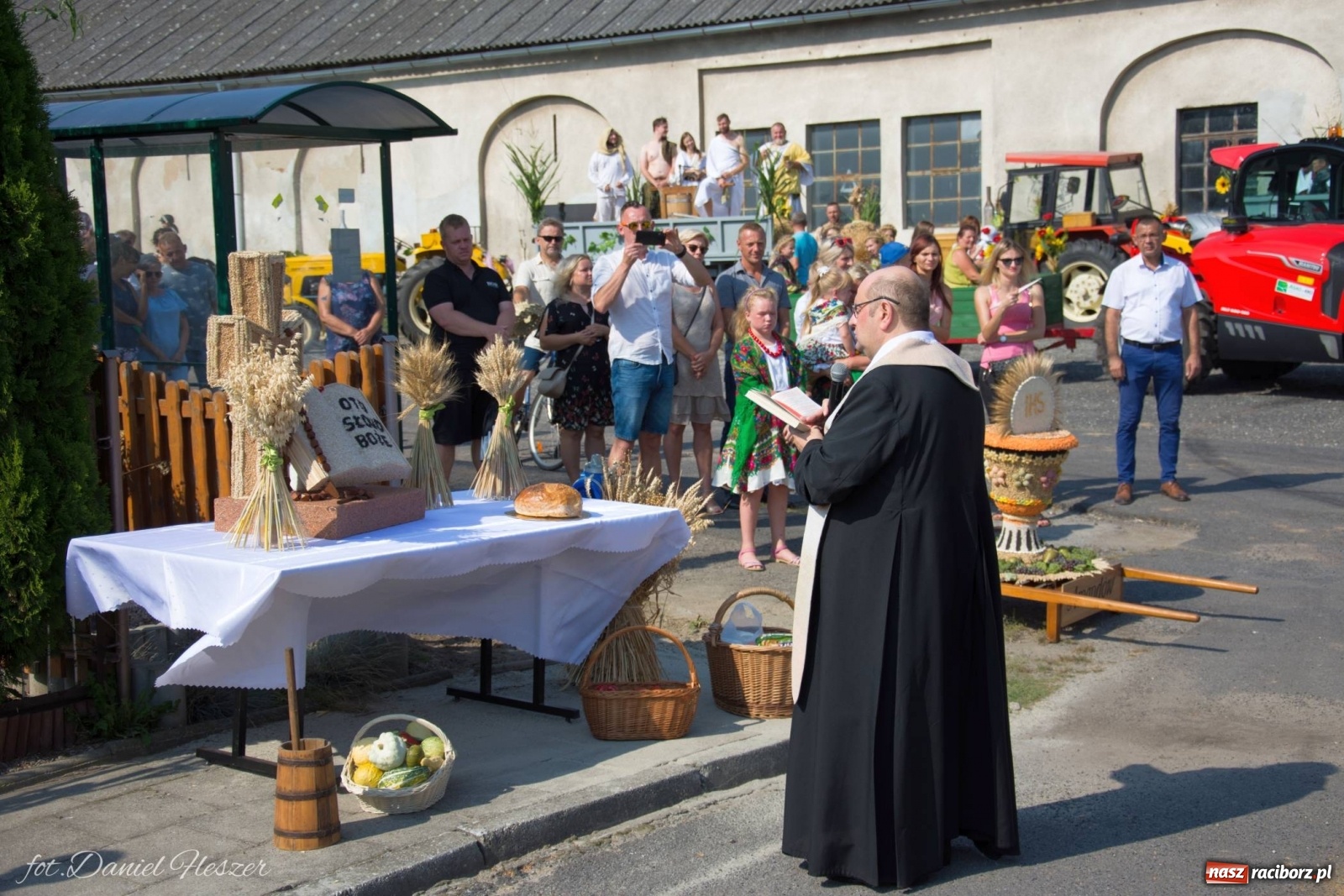 Zdjęcie w galerii na portalu naszraciborz.pl: Dożynki w Krowiarkach z Dionizosem i jego świtą [FOTO i WIDEO]  wiadomości z regionu