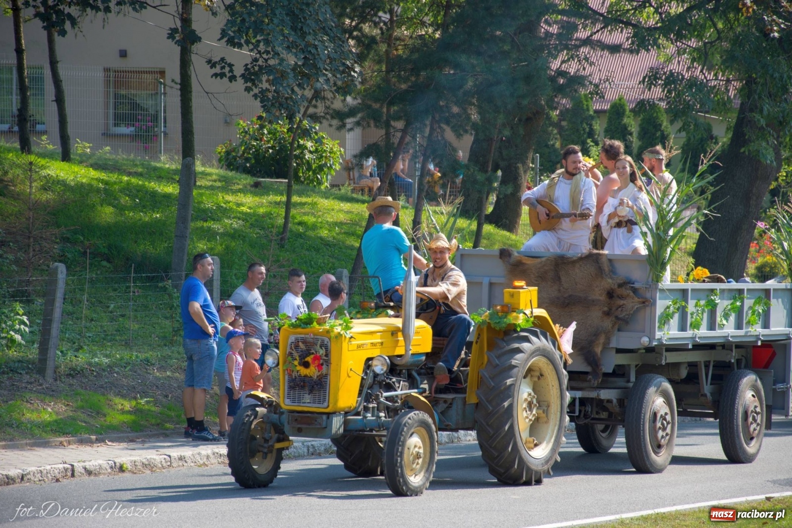 Zdjęcie w galerii na portalu naszraciborz.pl: Dożynki w Krowiarkach z Dionizosem i jego świtą [FOTO i WIDEO]  wiadomości z regionu
