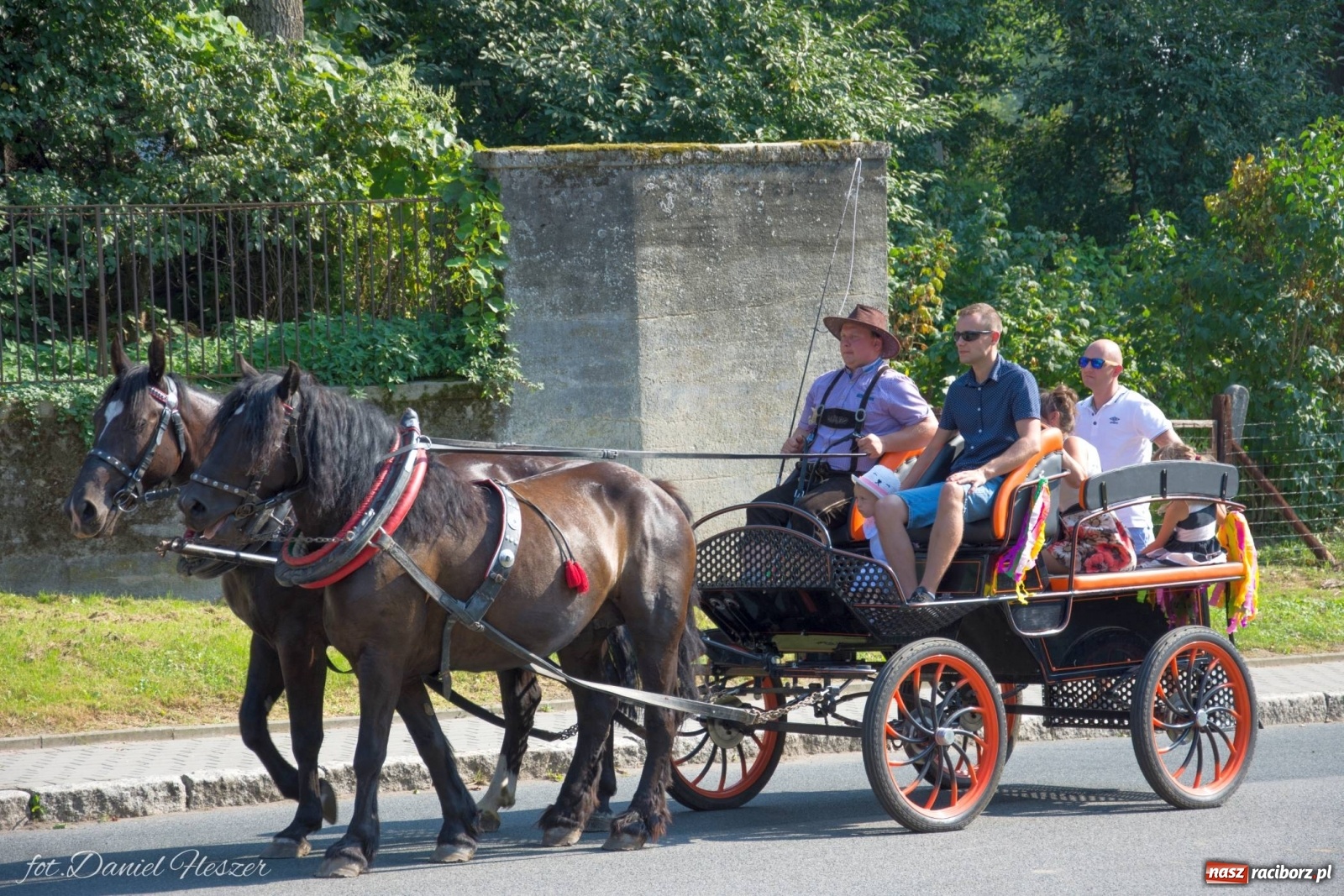 Zdjęcie w galerii na portalu naszraciborz.pl: Dożynki w Krowiarkach z Dionizosem i jego świtą [FOTO i WIDEO]  wiadomości z regionu