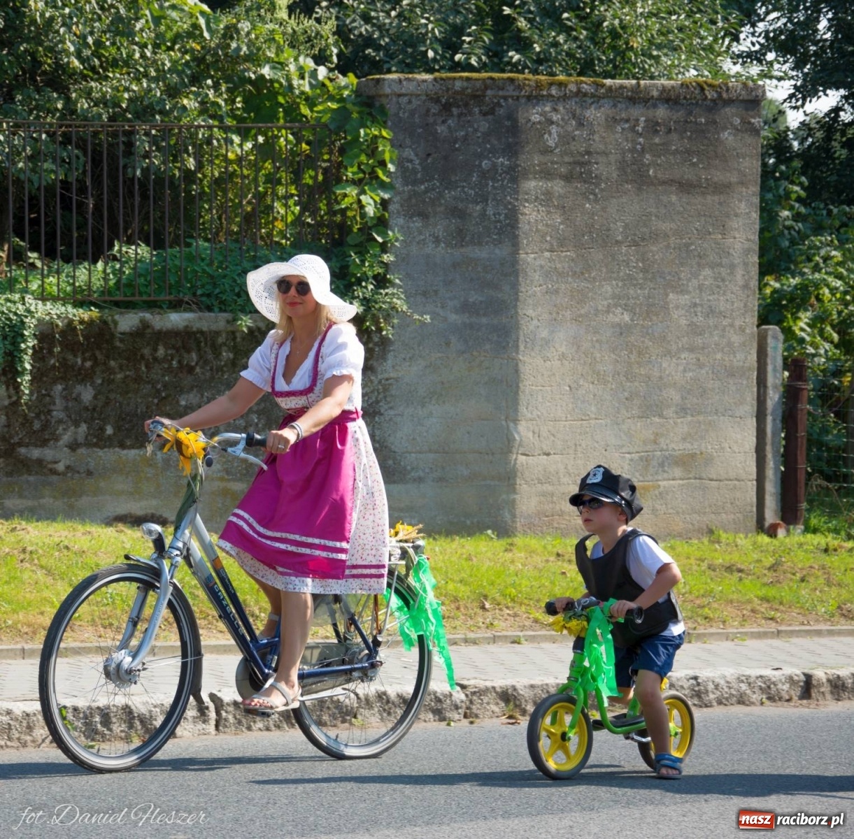 Zdjęcie w galerii na portalu naszraciborz.pl: Dożynki w Krowiarkach z Dionizosem i jego świtą [FOTO i WIDEO]  wiadomości z regionu