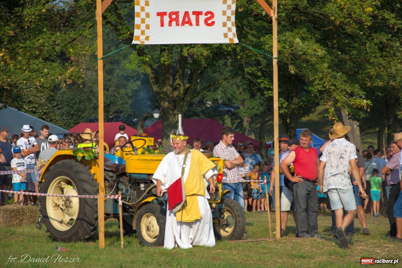 Zdjęcie w galerii na portalu naszraciborz.pl: Krowiarki 2019. Zmagania traktorów i dożynkowy korowód [FOTO z DRONA] wiadomości z regionu
