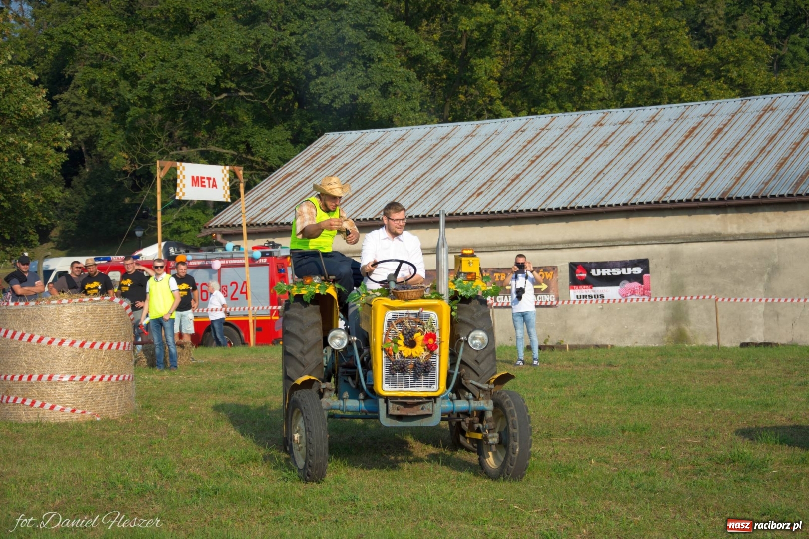 Zdjęcie w galerii na portalu naszraciborz.pl: Krowiarki 2019. Zmagania traktorów i dożynkowy korowód [FOTO z DRONA] wiadomości z regionu