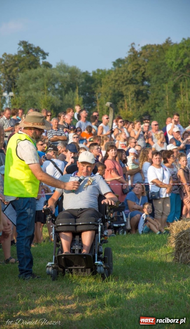 Zdjęcie w galerii na portalu naszraciborz.pl: Krowiarki 2019. Zmagania traktorów i dożynkowy korowód [FOTO z DRONA] wiadomości z regionu