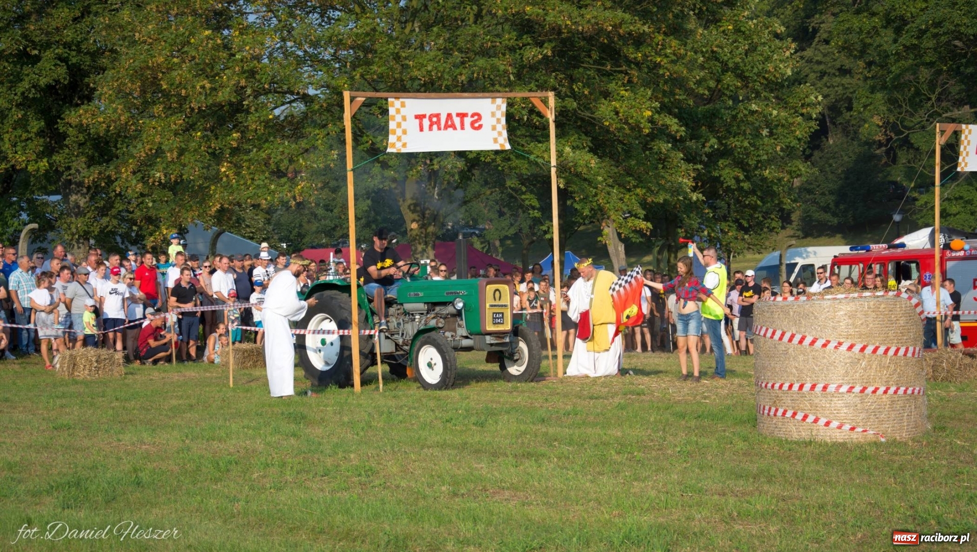 Zdjęcie w galerii na portalu naszraciborz.pl: Krowiarki 2019. Zmagania traktorów i dożynkowy korowód [FOTO z DRONA] wiadomości z regionu