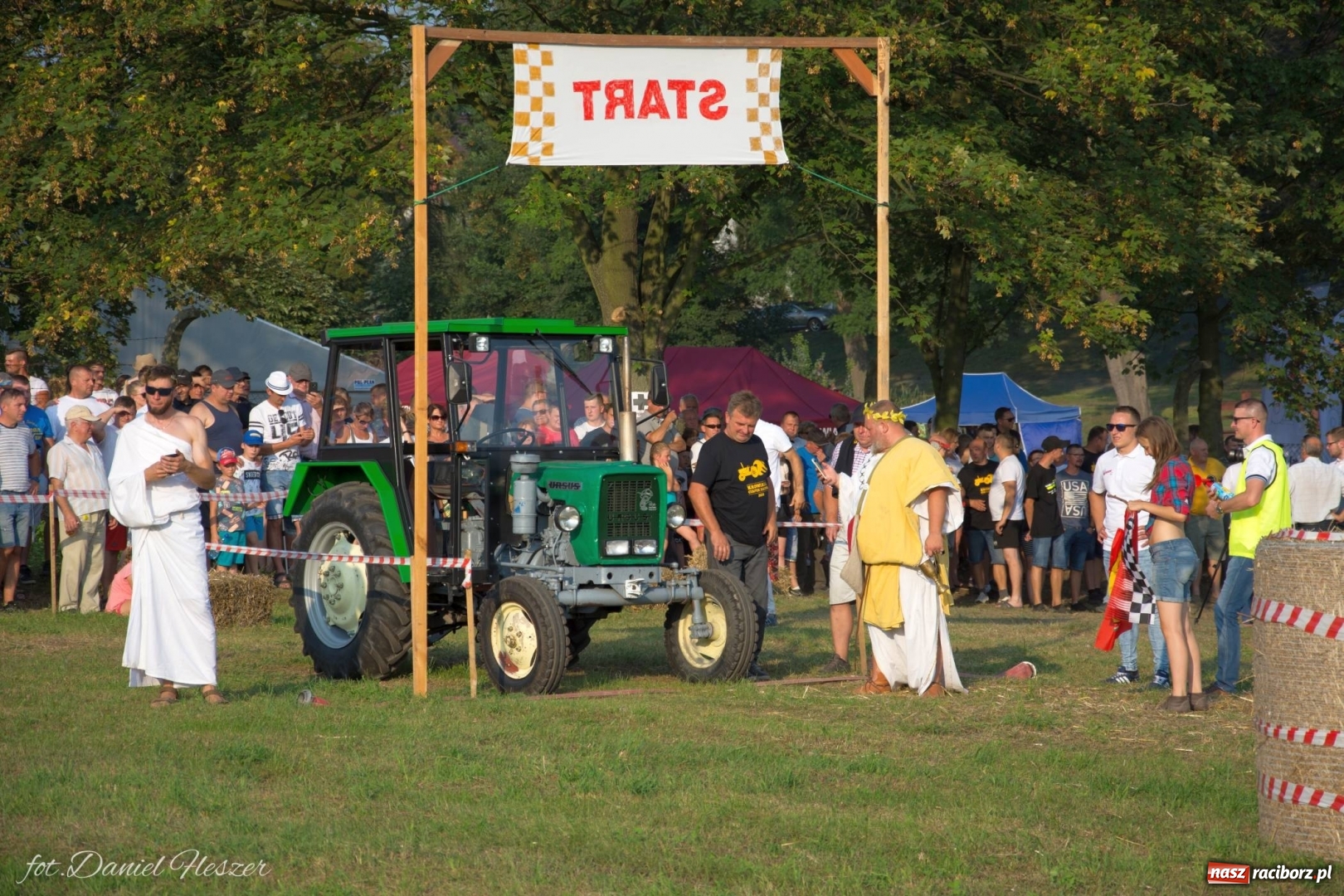 Zdjęcie w galerii na portalu naszraciborz.pl: Krowiarki 2019. Zmagania traktorów i dożynkowy korowód [FOTO z DRONA] wiadomości z regionu