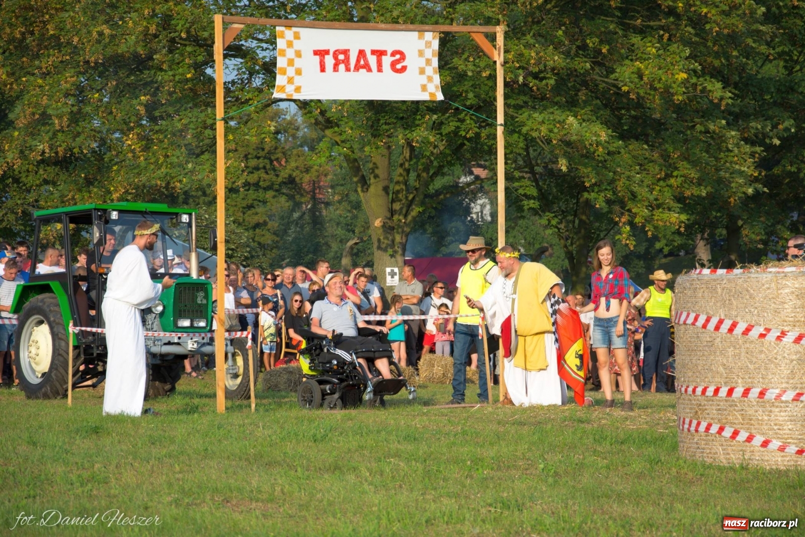 Zdjęcie w galerii na portalu naszraciborz.pl: Krowiarki 2019. Zmagania traktorów i dożynkowy korowód [FOTO z DRONA] wiadomości z regionu
