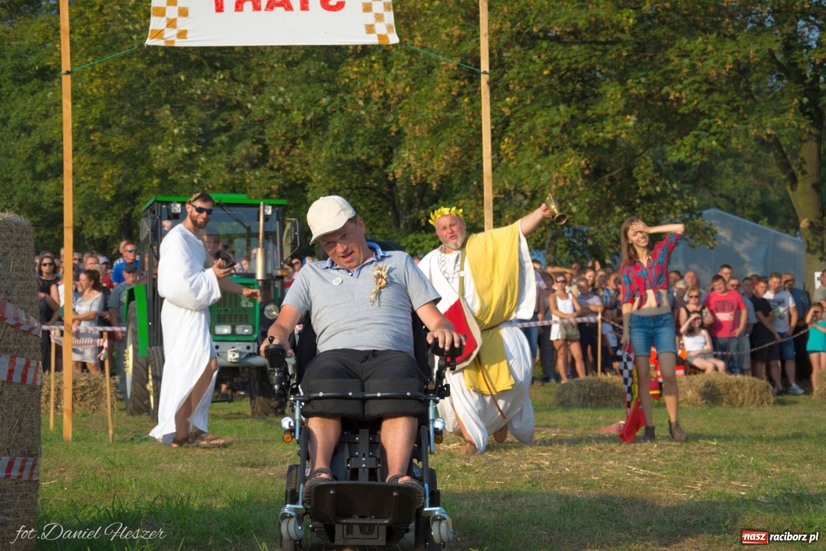 Zdjęcie w galerii na portalu naszraciborz.pl: Krowiarki 2019. Zmagania traktorów i dożynkowy korowód [FOTO z DRONA] wiadomości z regionu