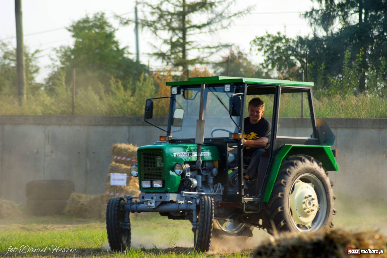 Zdjęcie w galerii na portalu naszraciborz.pl: Krowiarki 2019. Zmagania traktorów i dożynkowy korowód [FOTO z DRONA] wiadomości z regionu