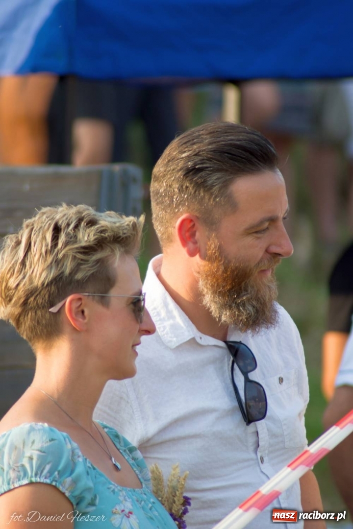 Zdjęcie w galerii na portalu naszraciborz.pl: Krowiarki 2019. Zmagania traktorów i dożynkowy korowód [FOTO z DRONA] wiadomości z regionu