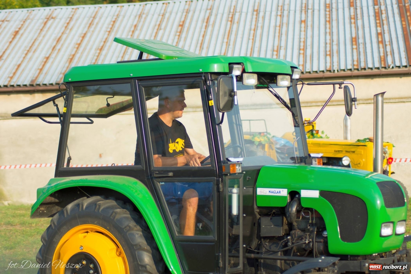 Zdjęcie w galerii na portalu naszraciborz.pl: Krowiarki 2019. Zmagania traktorów i dożynkowy korowód [FOTO z DRONA] wiadomości z regionu