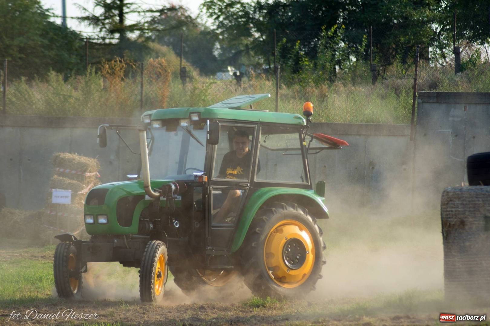 Zdjęcie w galerii na portalu naszraciborz.pl: Krowiarki 2019. Zmagania traktorów i dożynkowy korowód [FOTO z DRONA] wiadomości z regionu