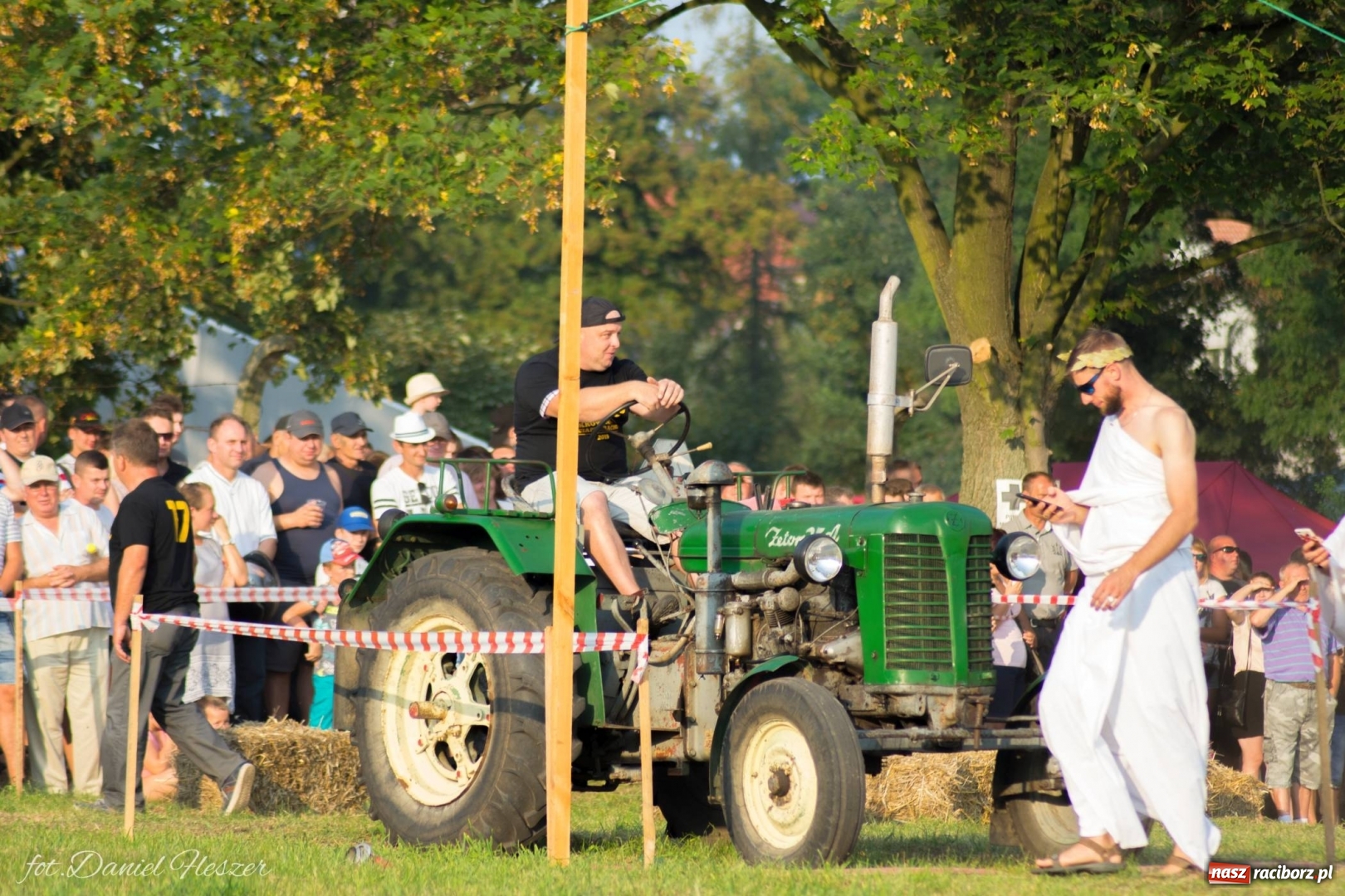 Zdjęcie w galerii na portalu naszraciborz.pl: Krowiarki 2019. Zmagania traktorów i dożynkowy korowód [FOTO z DRONA] wiadomości z regionu