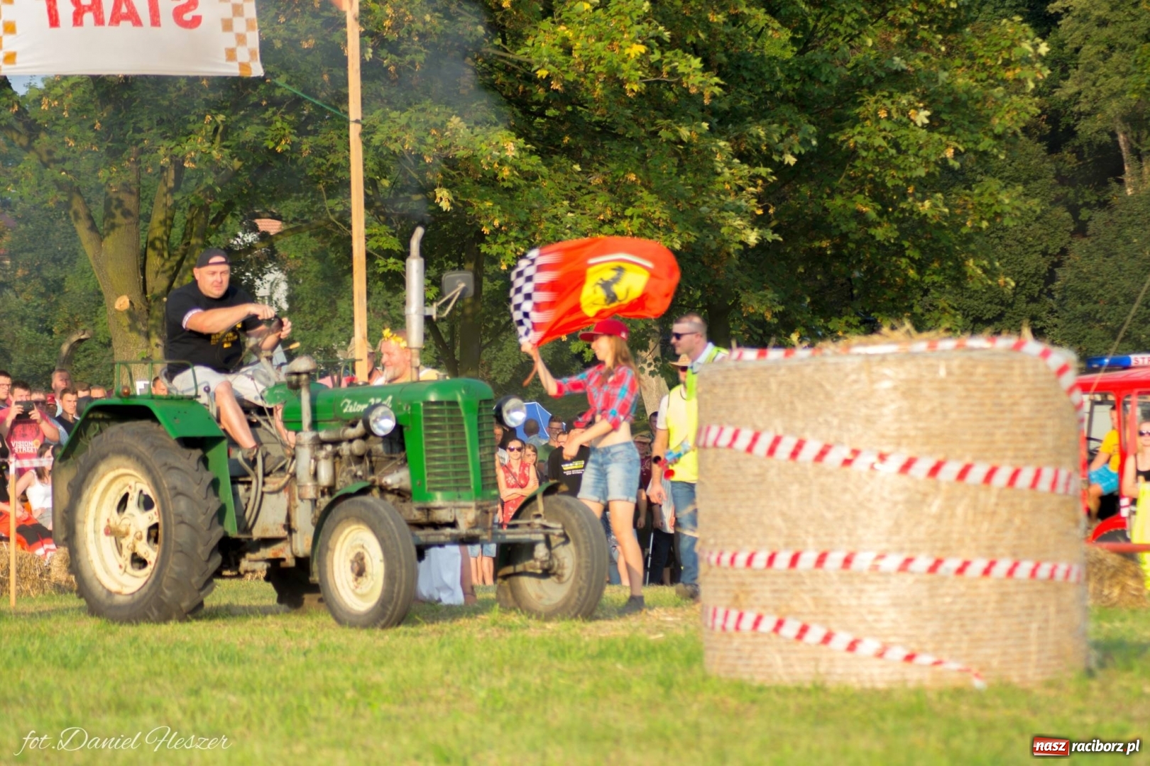 Zdjęcie w galerii na portalu naszraciborz.pl: Krowiarki 2019. Zmagania traktorów i dożynkowy korowód [FOTO z DRONA] wiadomości z regionu